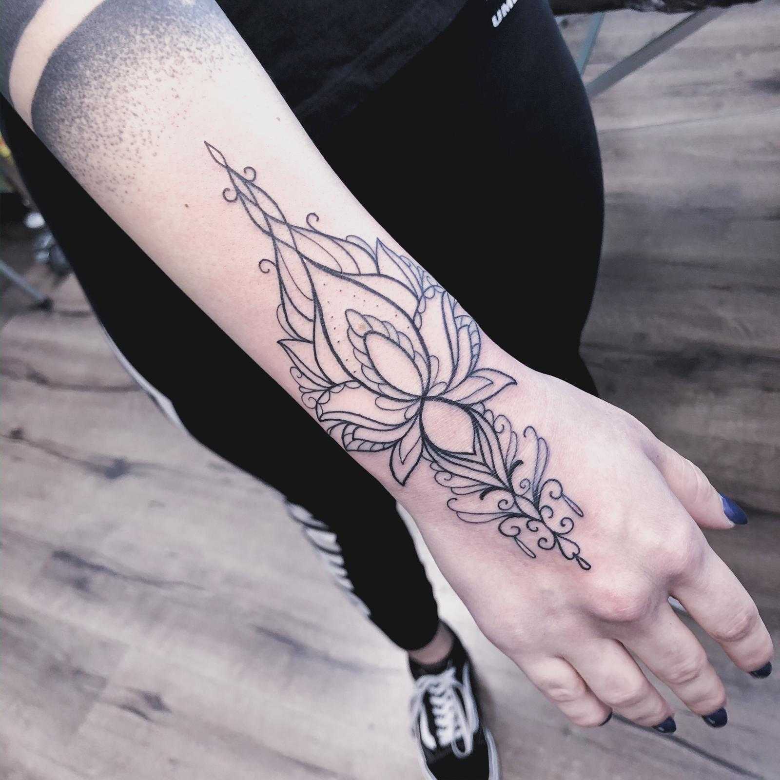 Florales Tattoo in Schwarz Weiß