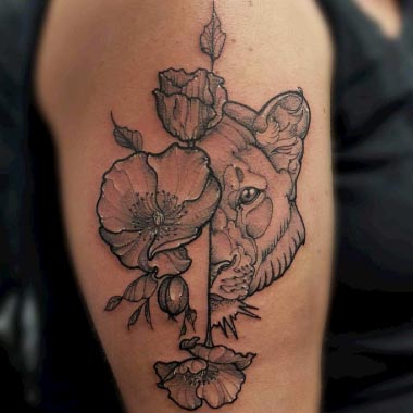 Tattoo Tigerkopf und Blumen mit floralen Elementen Schwarz Weiß