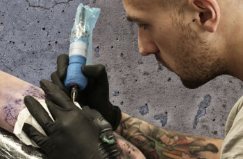 Tattoo Artist Paolo beim Tätowieren
